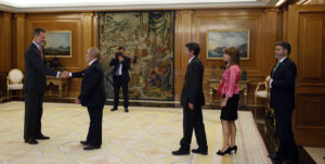En el centro de la imagen, javier Fernández, Director General de COPADE y MADERA JUSTA, y Presidente de FSC España, aguarda su turno para saludar al Rey.
